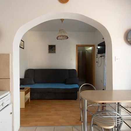 Studio Apartman Ema 2 Горни Карин Екстериор снимка