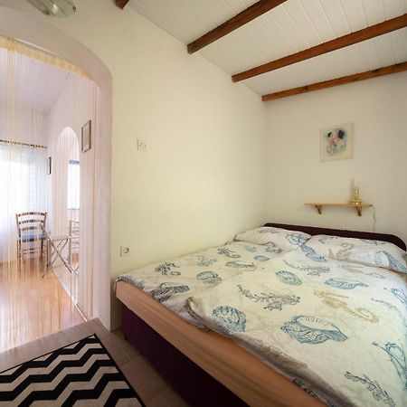 Studio Apartman Ema 2 Горни Карин Екстериор снимка