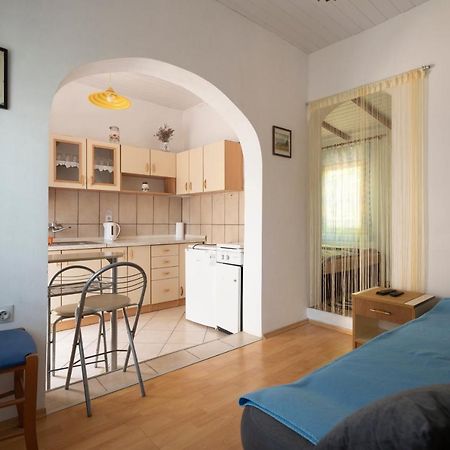 Studio Apartman Ema 2 Горни Карин Екстериор снимка