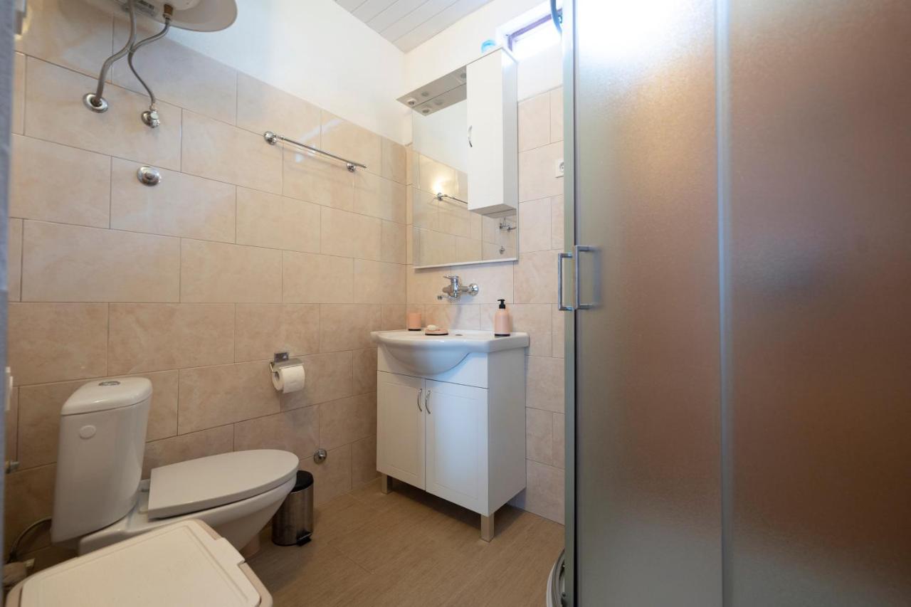 Studio Apartman Ema 2 Горни Карин Екстериор снимка