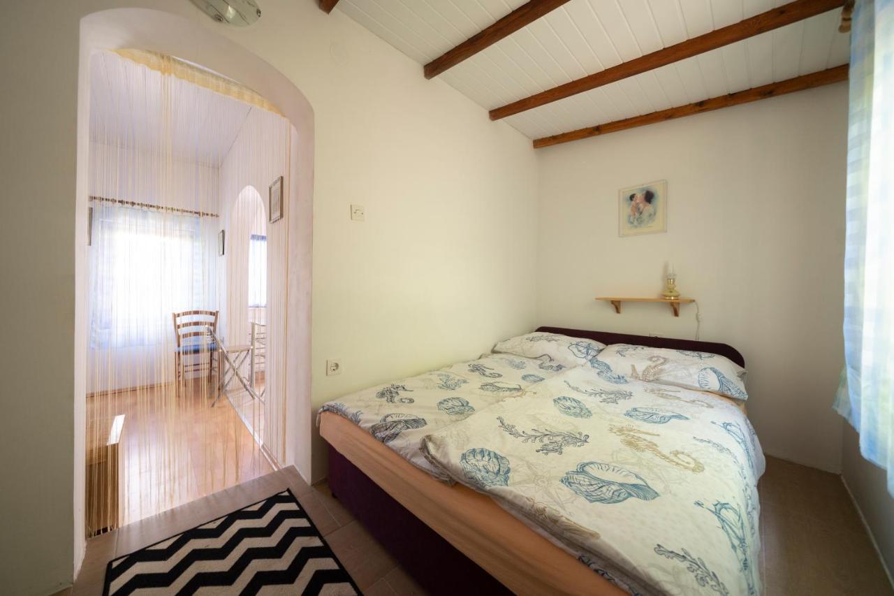 Studio Apartman Ema 2 Горни Карин Екстериор снимка