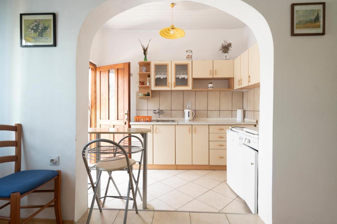Studio Apartman Ema 2 Горни Карин Екстериор снимка