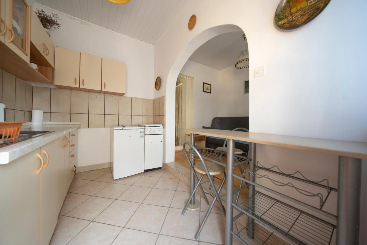 Studio Apartman Ema 2 Горни Карин Екстериор снимка
