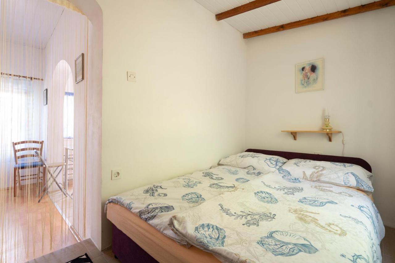 Studio Apartman Ema 2 Горни Карин Екстериор снимка